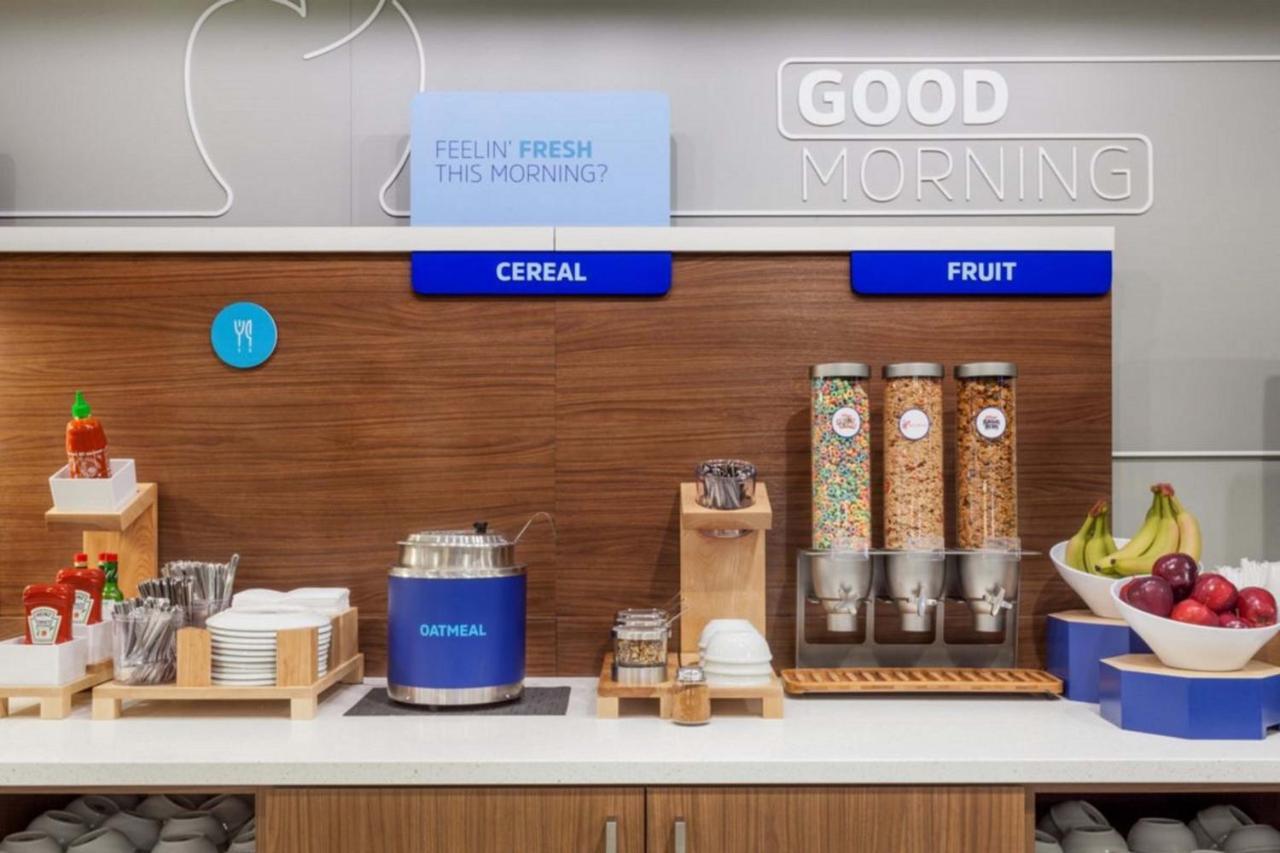 Holiday Inn Express Hotel And Suites Lincoln Airport By Ihg Eksteriør bilde