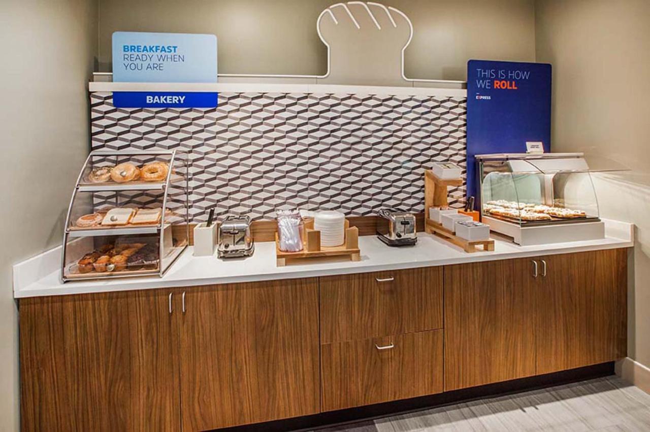 Holiday Inn Express Hotel And Suites Lincoln Airport By Ihg Eksteriør bilde
